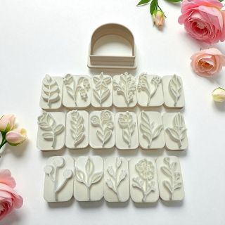 Nejoblíbenější sada otisků. Kytičky a listy ve verzi 2cm nebo 3cm. #sada #otisky #pomuckydokeramiky #kraftitka