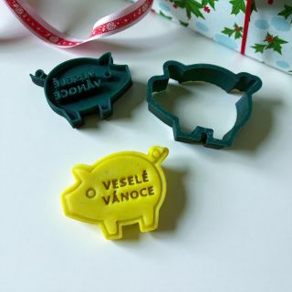 Sháníte někdo vánoční prasátko? Vyrobte tyhle malé uličníky třeba z keramiky;) a nezapomeňte na PF2026 a naše skvělé...